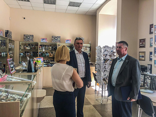 Руководитель Россвязи Олег Духовницкий посетил салон «Коллекционер» в Севастополе